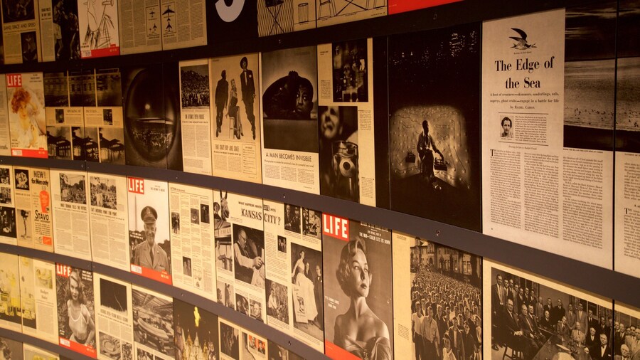 Harry S. Truman Library and Museum que incluye vistas interiores