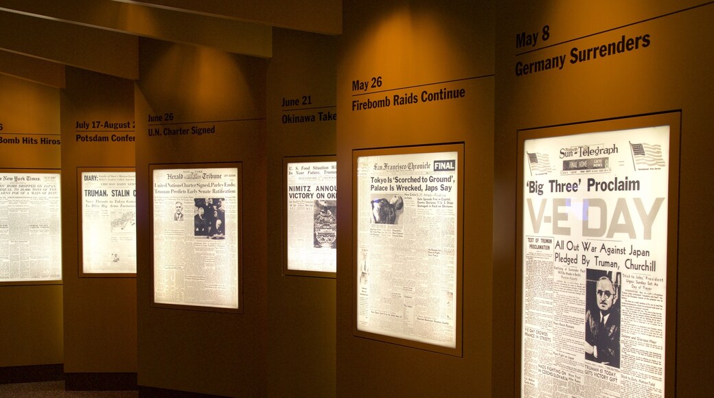 Harry S. Truman Library and Museum que incluye elementos del patrimonio y vistas interiores