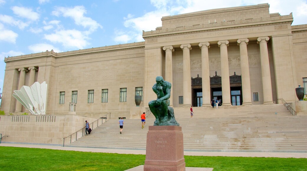 Nelson-Atkins Museum of Art inclusief historische architectuur en een standbeeld of beeldhouwwerk