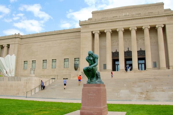 Nelson-Atkins Museum of Art que incluye una estatua o escultura y patrimonio de arquitectura