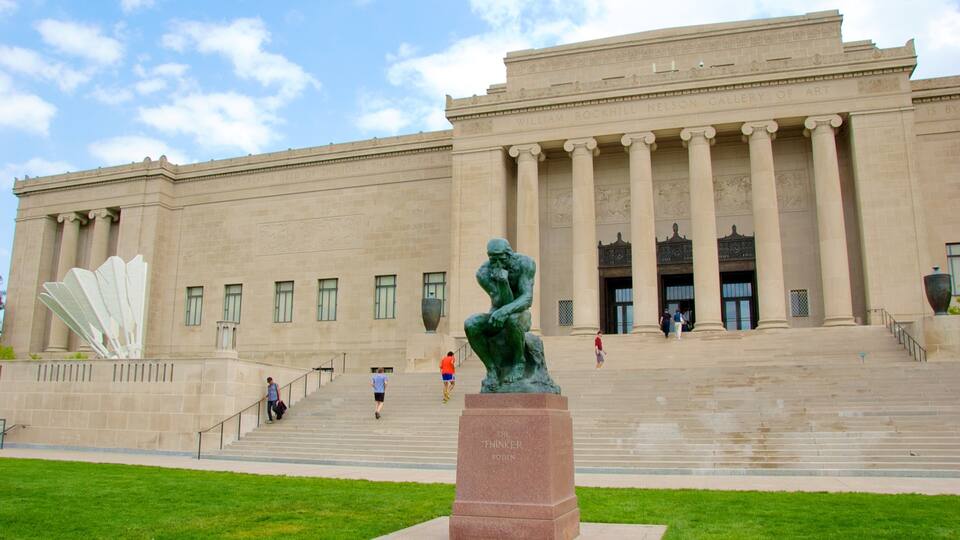 Nelson-Atkins Museum of Art mostrando arquitetura de patrimônio e uma estátua ou escultura