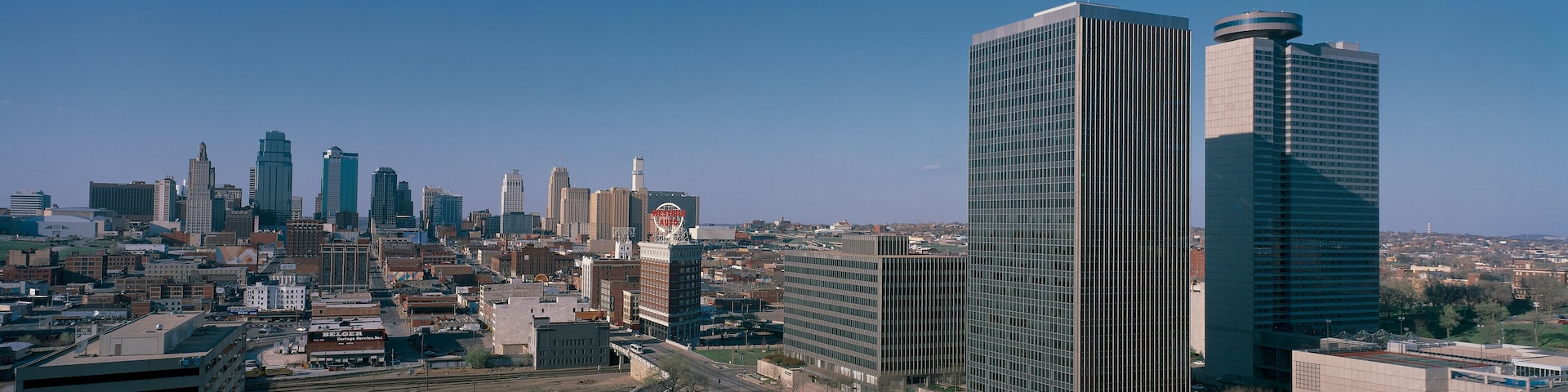 Linha do horizonte urbana com arranha-céus modernos e edifícios históricos.