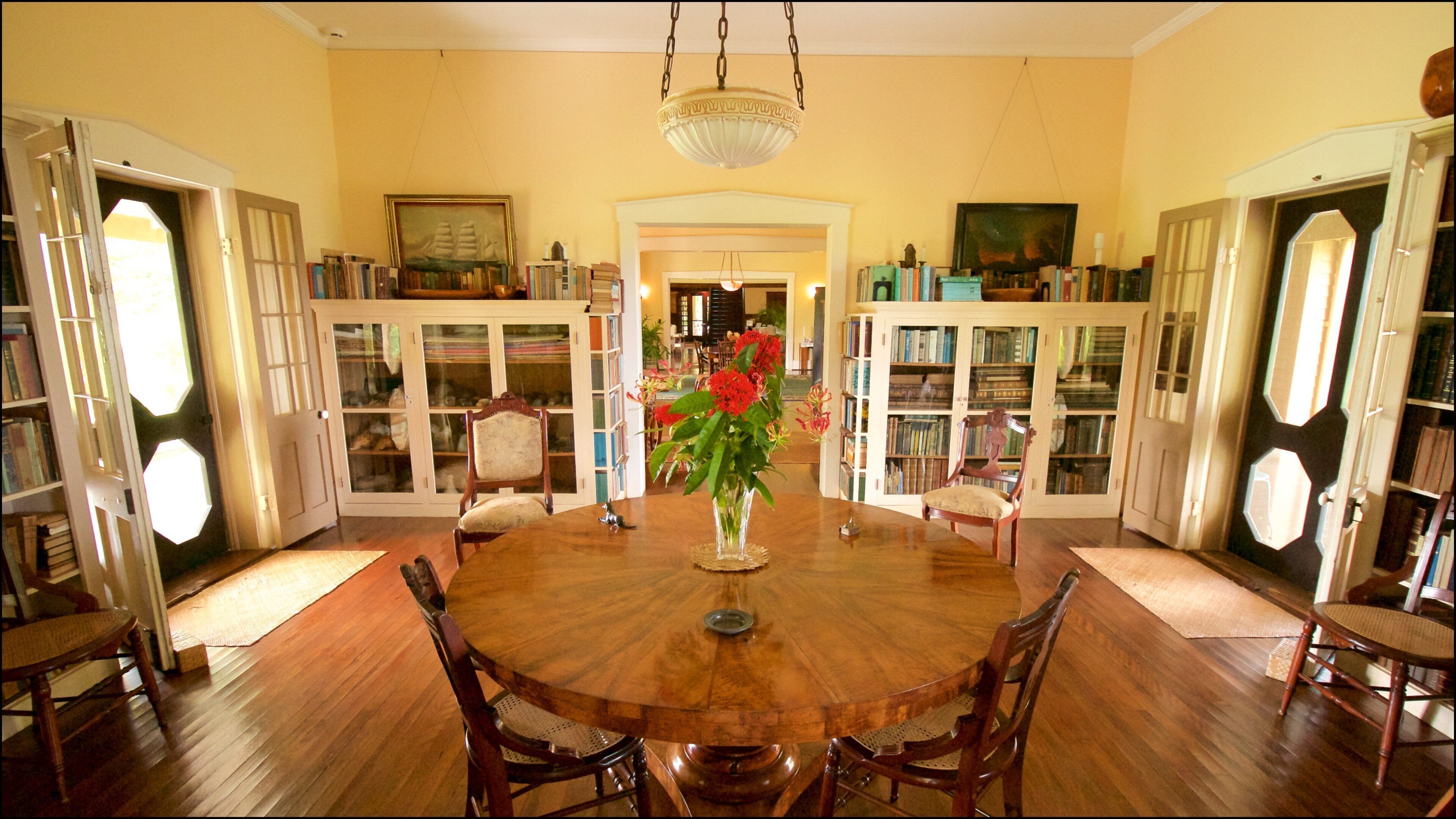 Grove Farm Homestead showing flowers, a house and interior views