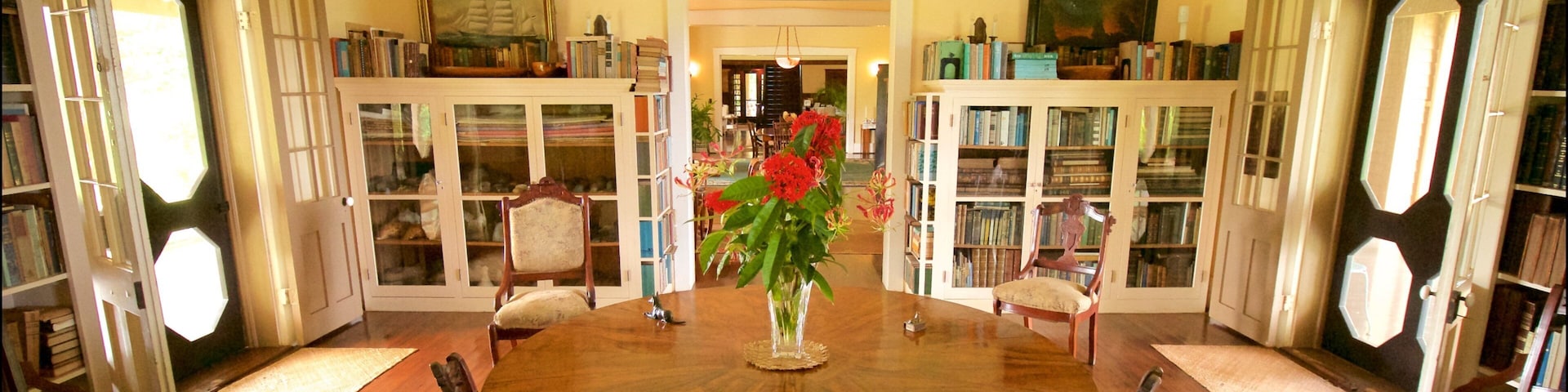 Grove Farm Homestead montrant vues intérieures, fleurs et maison