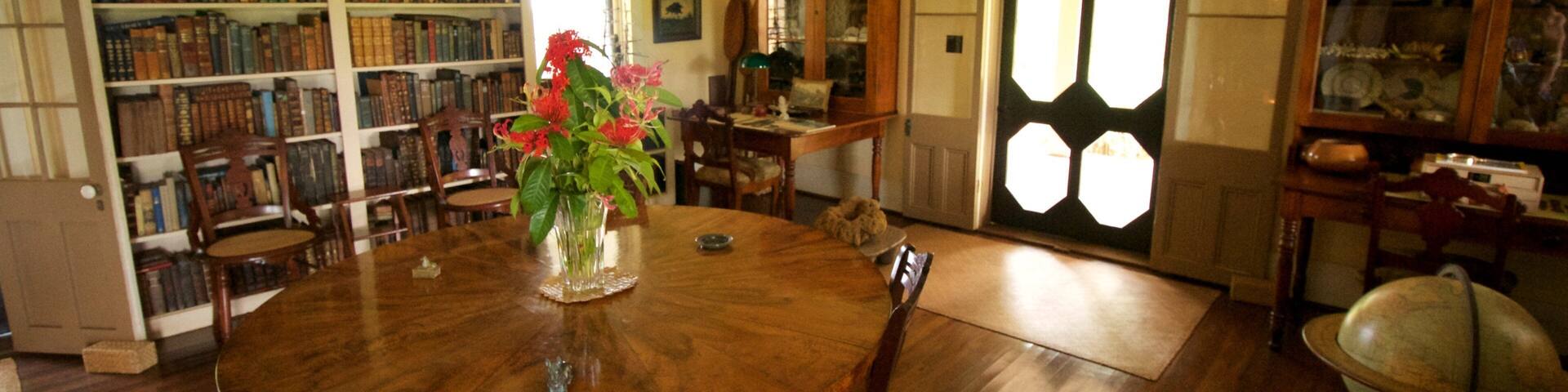 グローブ ファーム ホームステッド, リフエ, ハワイ州, アメリカ合衆国 表示 花 と 屋内の眺め