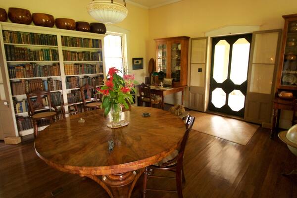 グローブ ファーム ホームステッド, リフエ, ハワイ州, アメリカ合衆国 表示 花 と 屋内の眺め