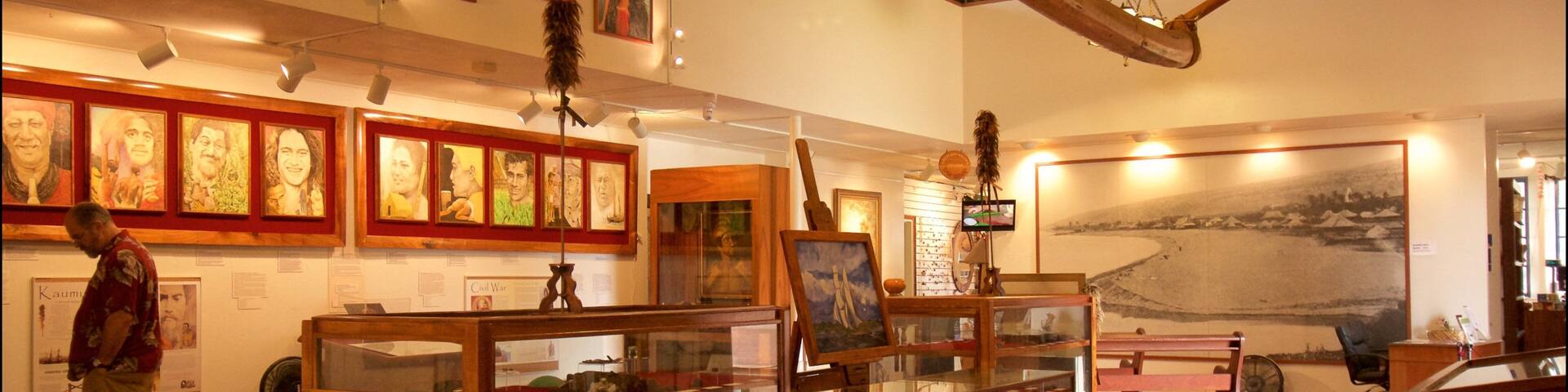 Musée de Kauai montrant art et vues intérieures aussi bien que homme