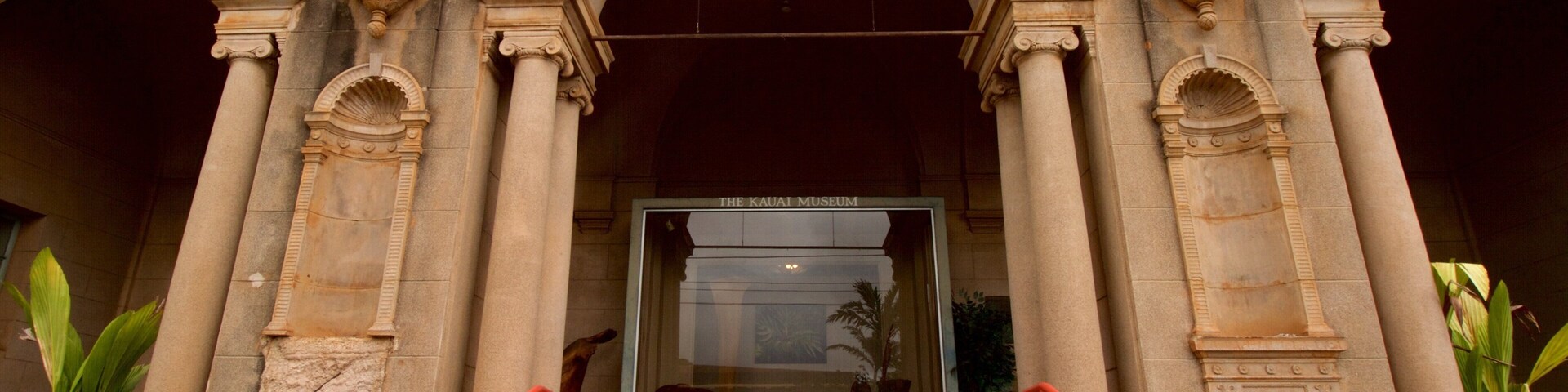 Entrada del Museo de Kauai con arquitectura clásica, que incluye arcos y columnas.