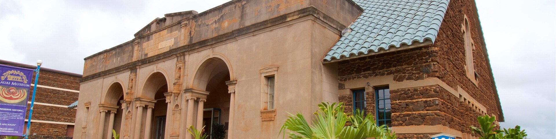 Kauai Museum mostrando sinalização e arquitetura de patrimônio