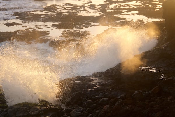 Spouting Horn mostrando una playa de guijarros y vistas generales de la costa