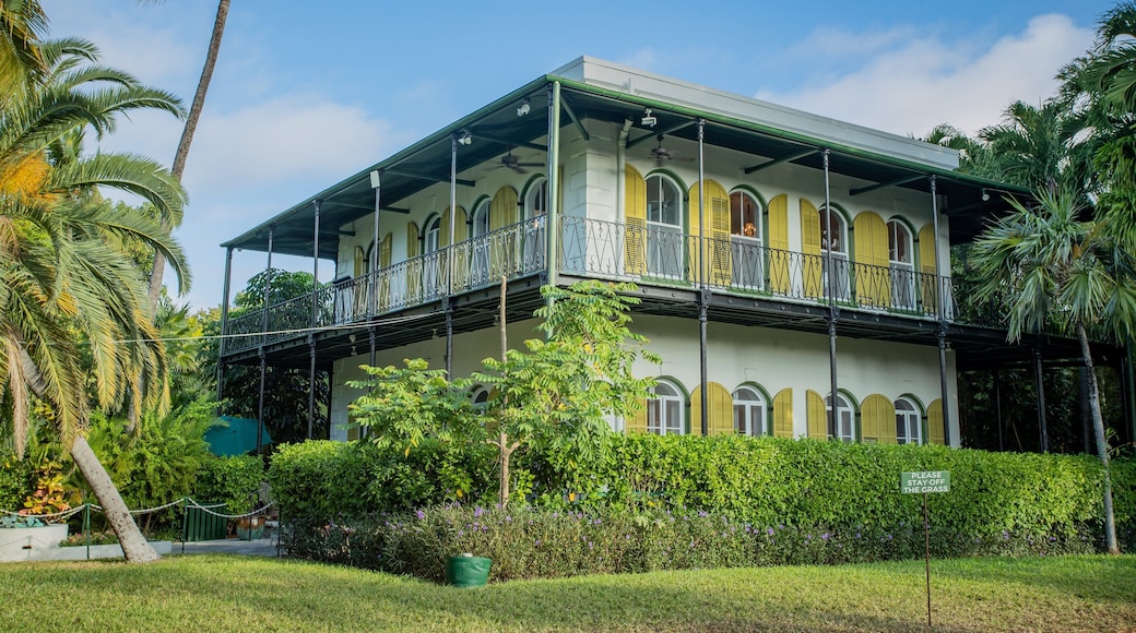 Ernest Hemingway Home and Museum featuring heritage elements and a house
