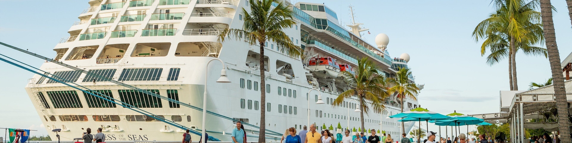 Mallory Square showing a marina and cruising