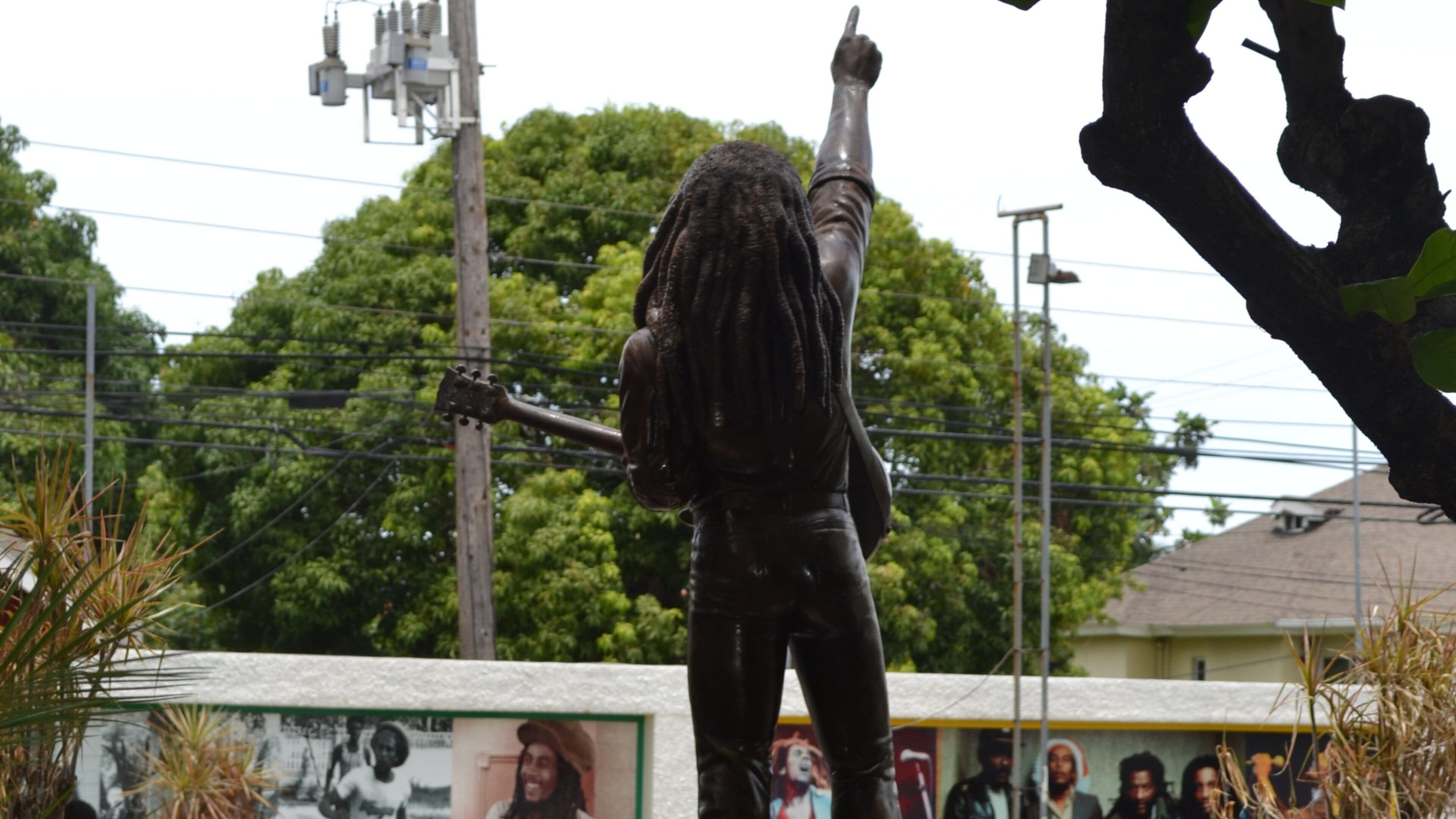 밥 말리 박물관 을 보여주는 동상 또는 조각상