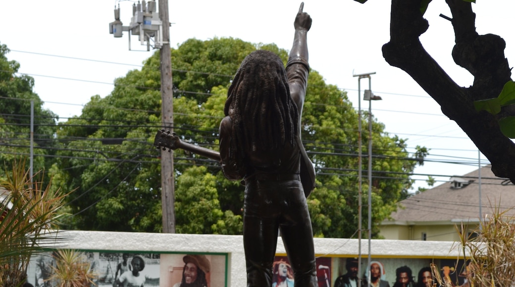 밥 말리 박물관 을 보여주는 동상 또는 조각상