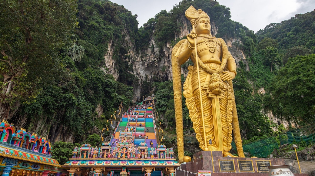 Batu Caves featuring a monument