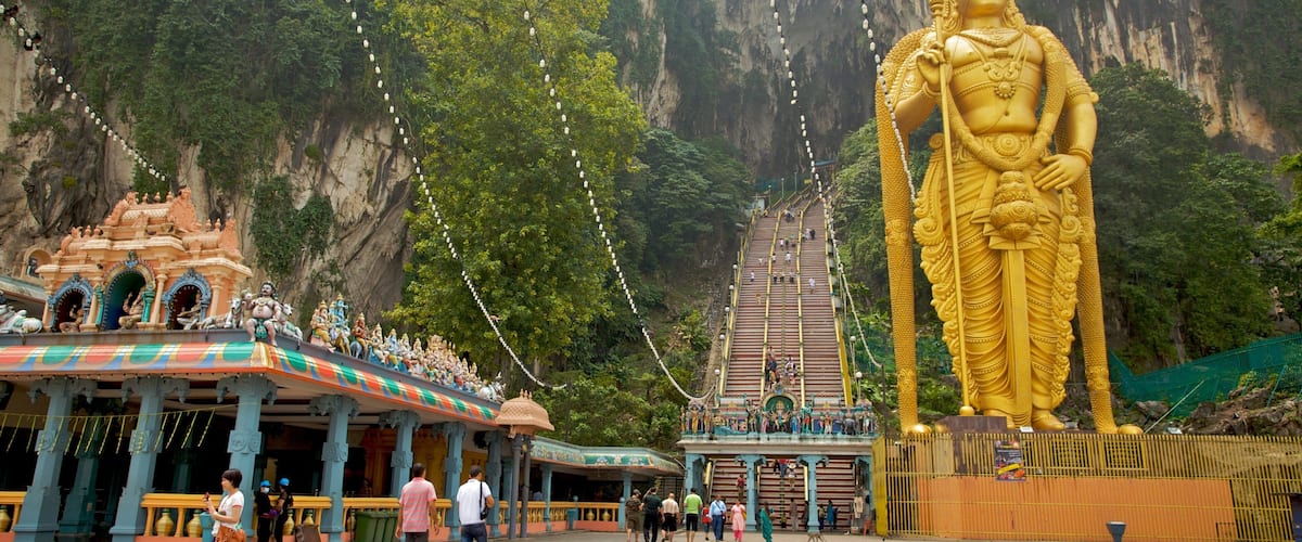 Batu Caves showing heritage architecture and mountains