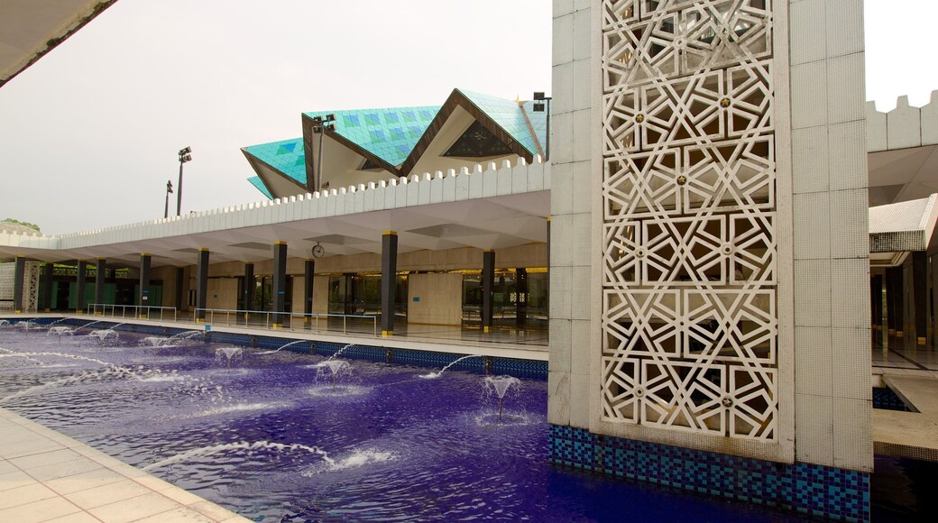 Mezquita Nacional ofreciendo una mezquita y una fuente