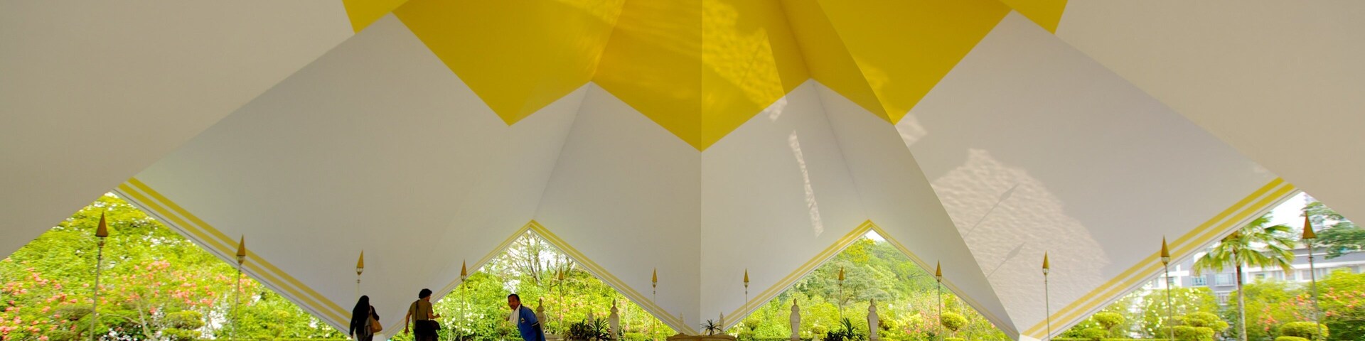 Um teto grande em formato de estrela, nas cores branco e amarelo, com um lustre central.