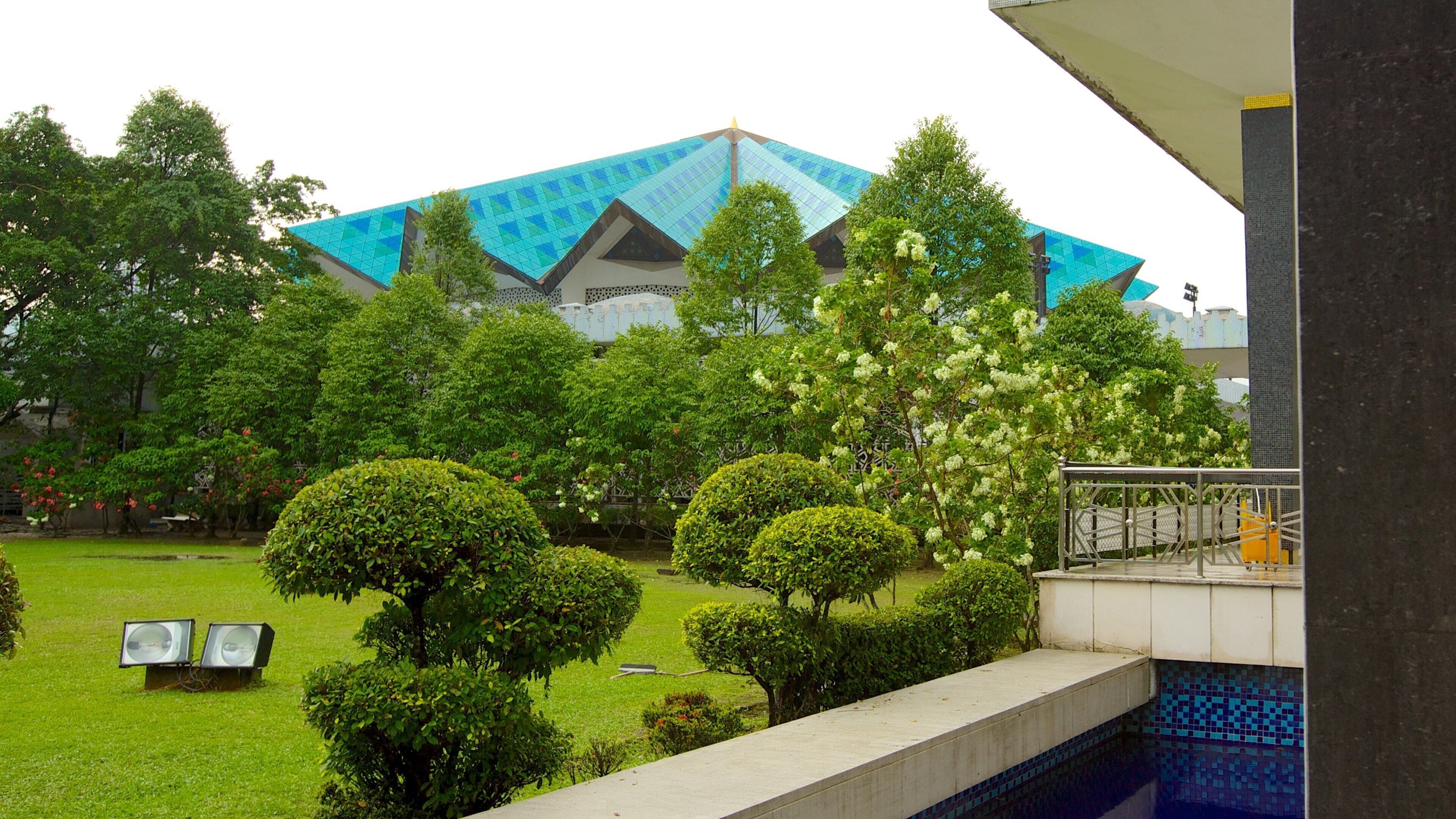 Nasjonalmoskeen som viser moské, moderne arkitektur og park