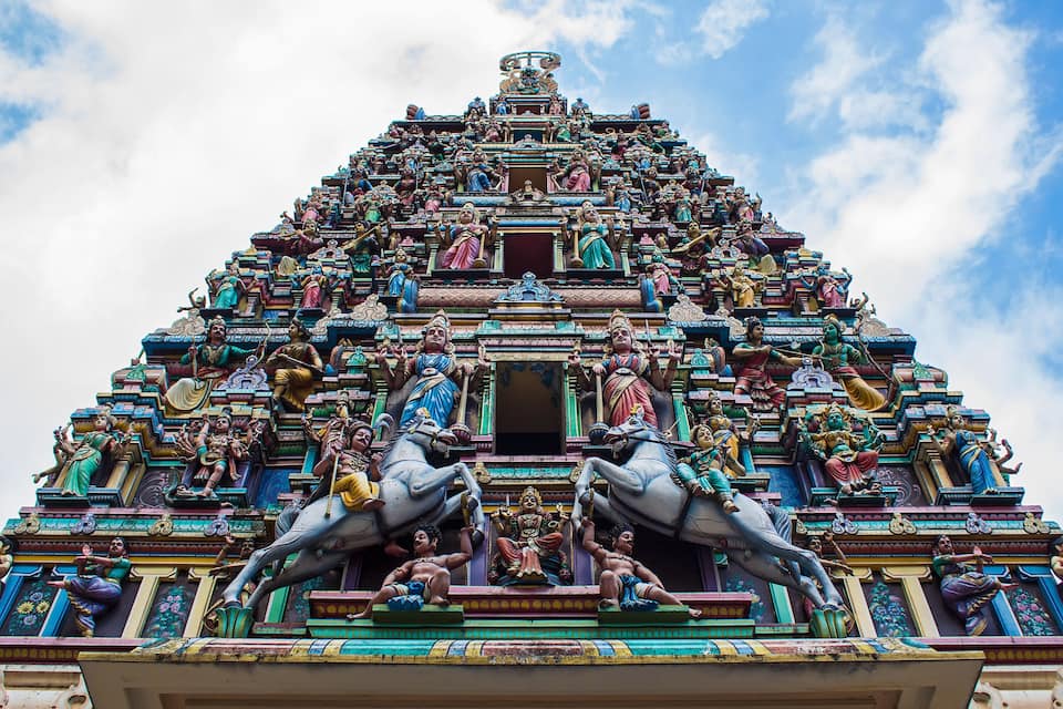 Um templo com vários níveis, esculturas detalhadas e estátuas.
