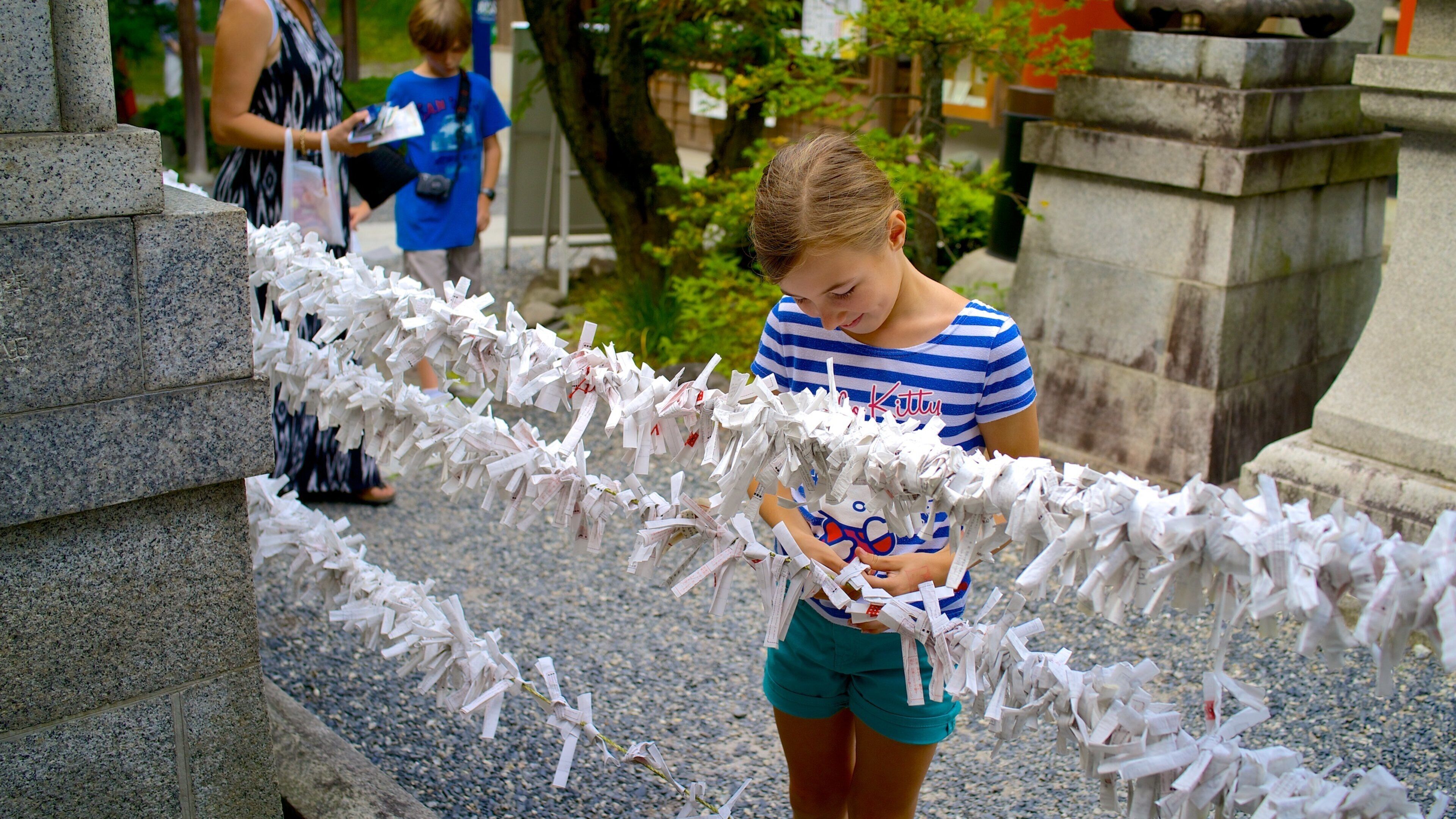 Fushimi Inari-helligdommen som viser religiøse elementer såvel som et barn