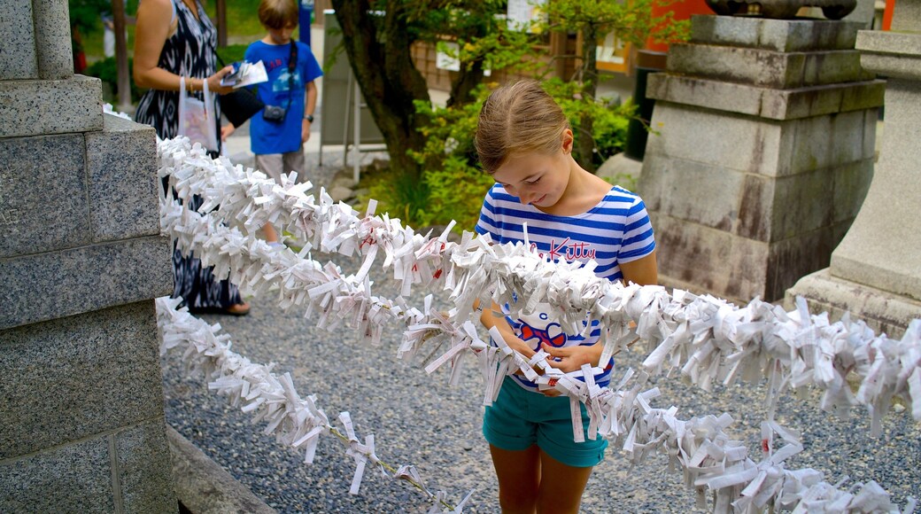 Fushimi Inari-helligdommen som viser religiøse elementer såvel som et barn