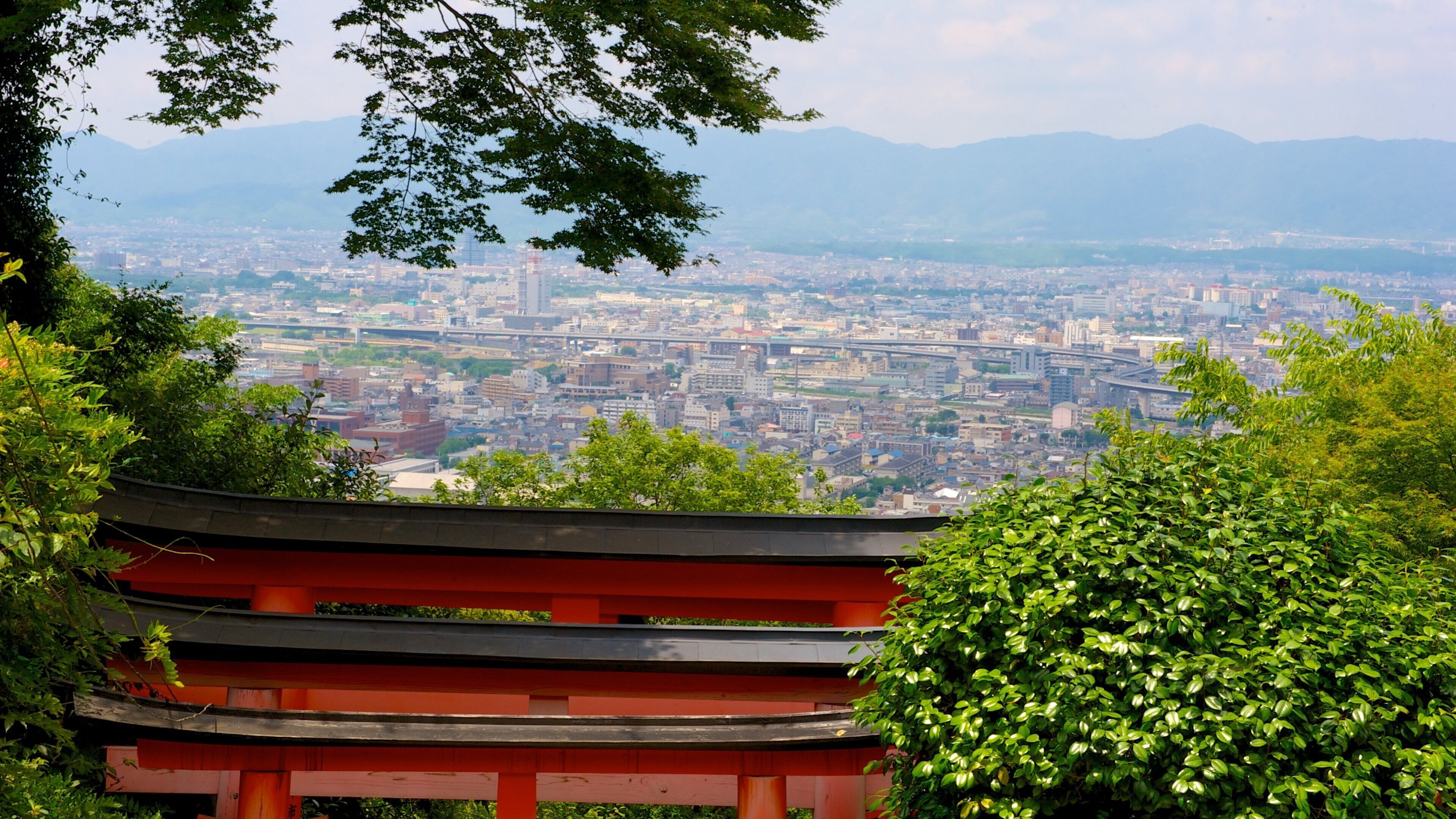 Fushimi Inari-helligdom som inkluderer by, religiøse elementer og tempel eller hellig sted