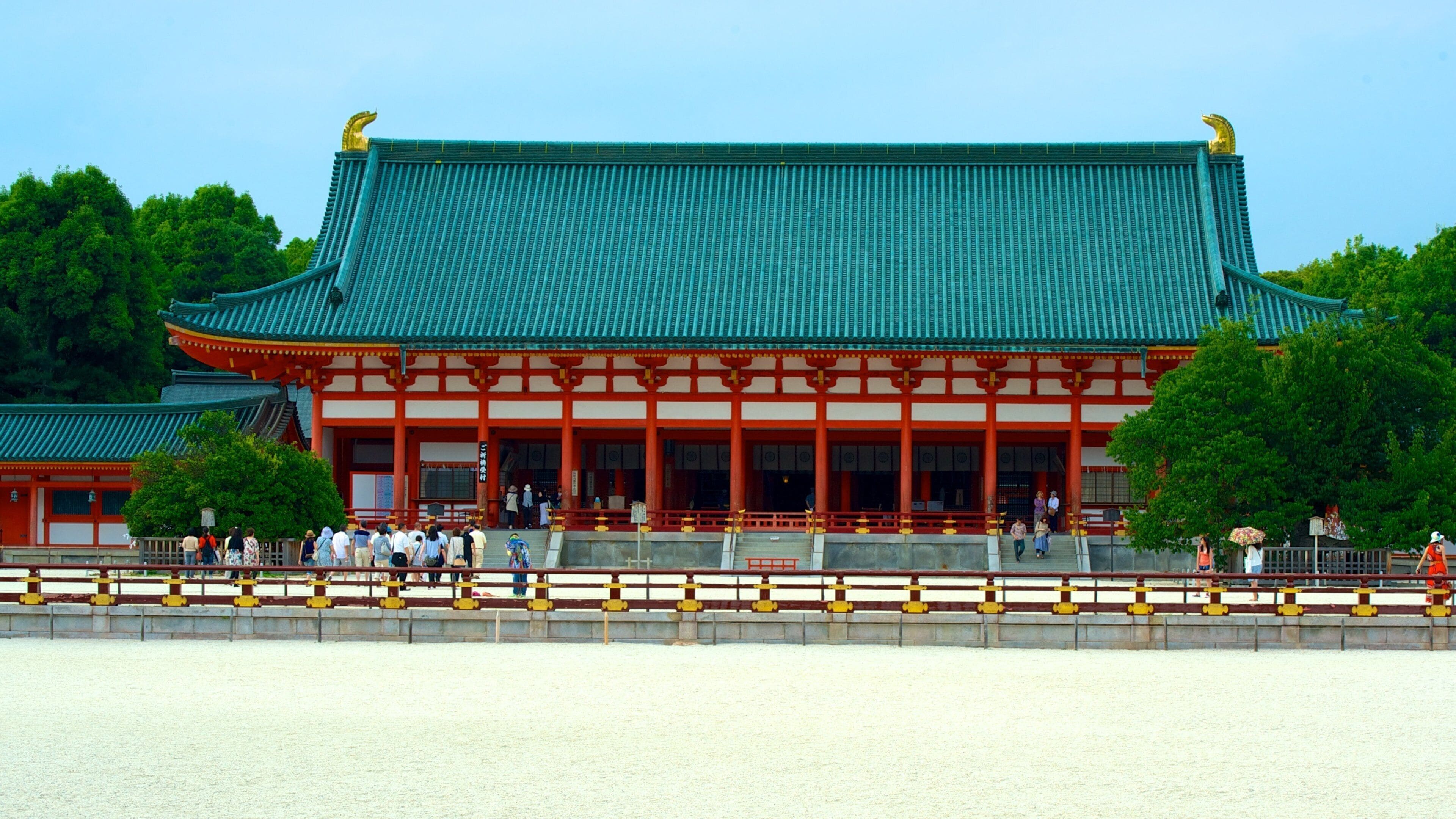 Santuário de Heian caracterizando cenas de rua, aspectos religiosos e uma cidade