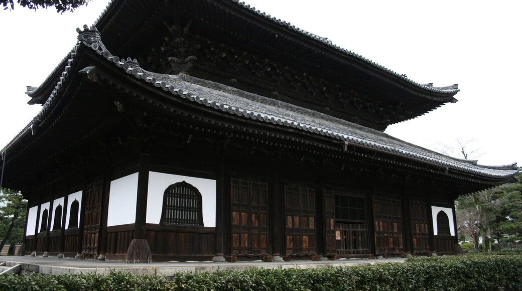 Kenninji Temple showing religious aspects and a temple or place of worship
