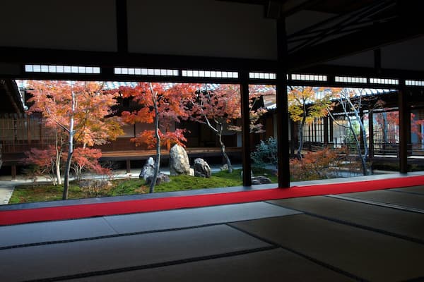 Temple Kennin-ji qui includes temple ou lieu de culte, vues intérieures et feuilles d\'automne