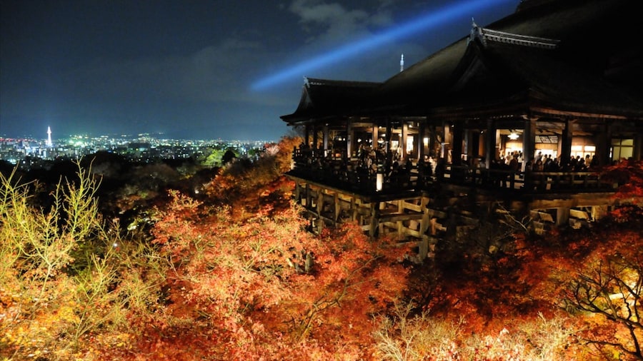 Templo Kiyomizu que incluye escenas nocturnas, un templo o lugar de culto y elementos religiosos