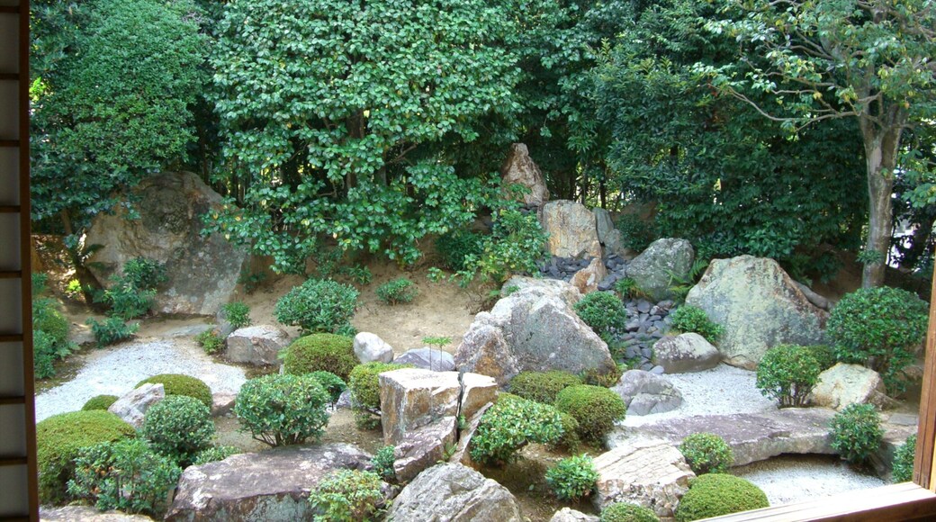 Templo Myoho-in mostrando un parque