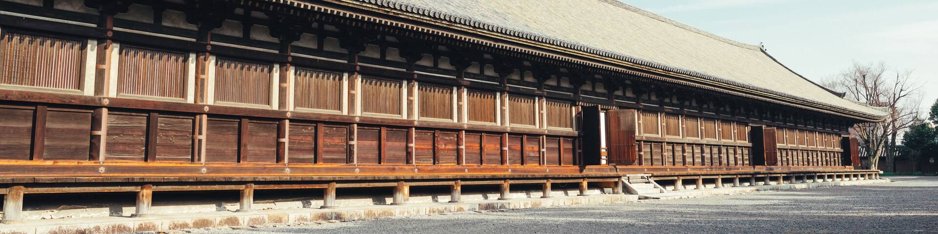 Un edificio japonés tradicional con techo de tejas y estructura de madera.