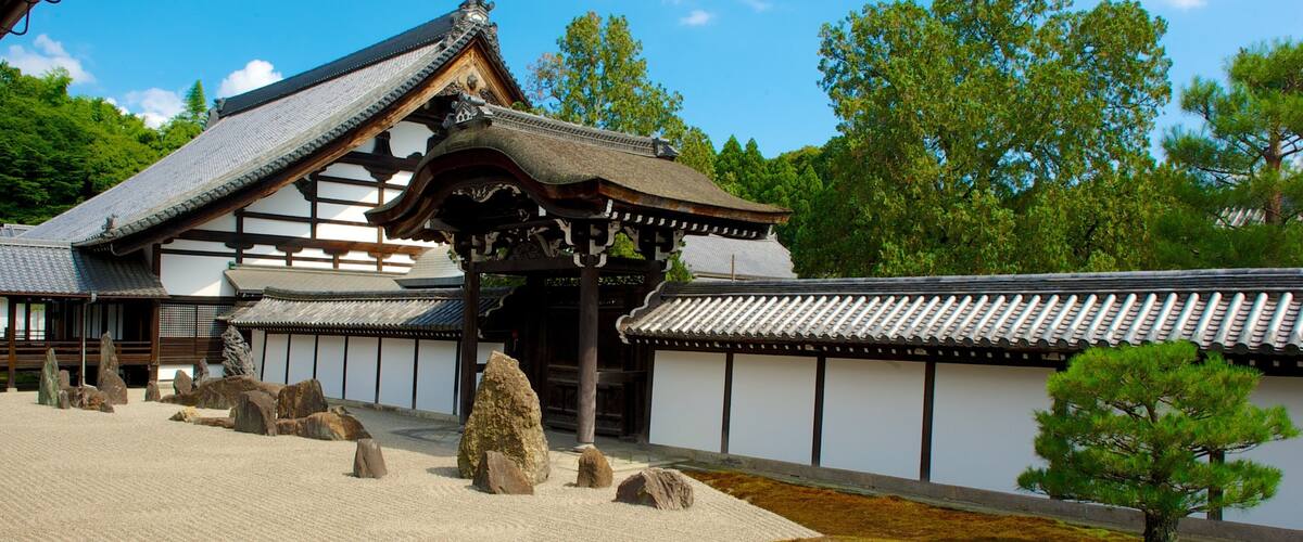 Tofukuji Temple which includes a park, religious elements and a temple or place of worship
