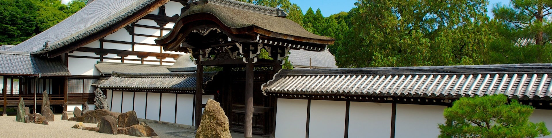 Tofukuji Temple which includes a park, religious elements and a temple or place of worship