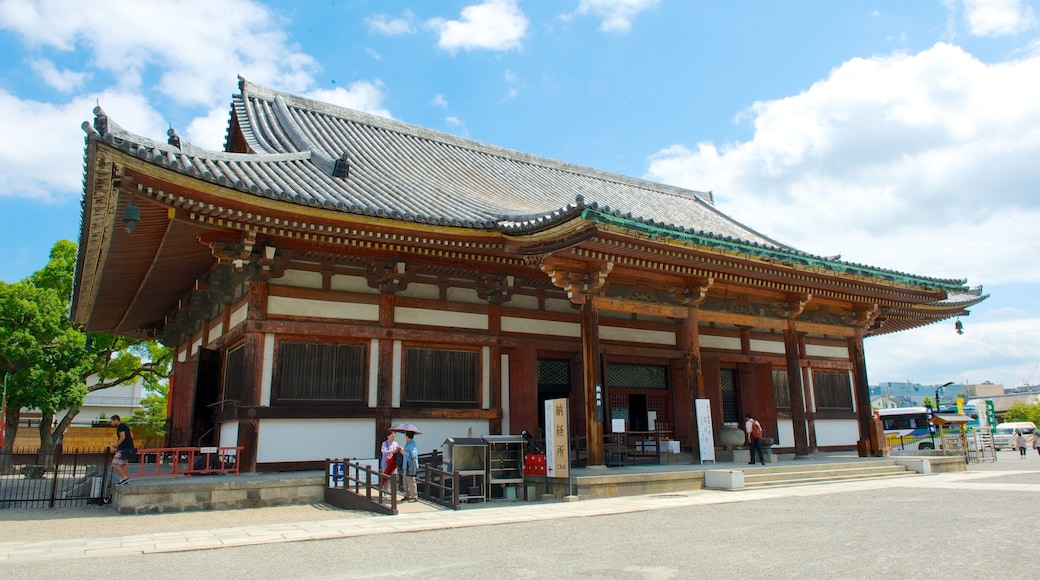 Toji Temple showing street scenes, heritage architecture and a temple or place of worship