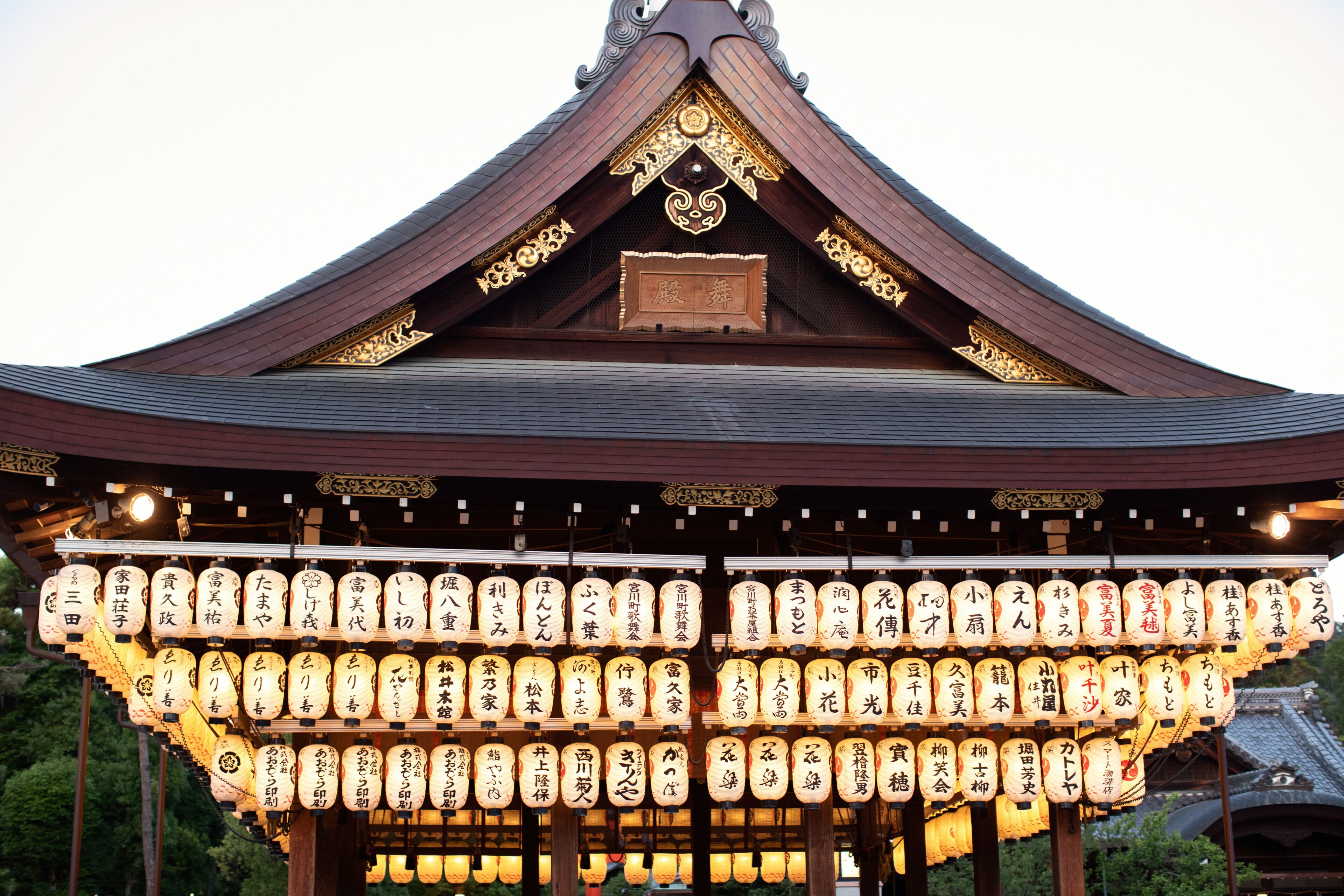 Un temple traditionnel, orné de décorations raffinées et illuminé par des lanternes.