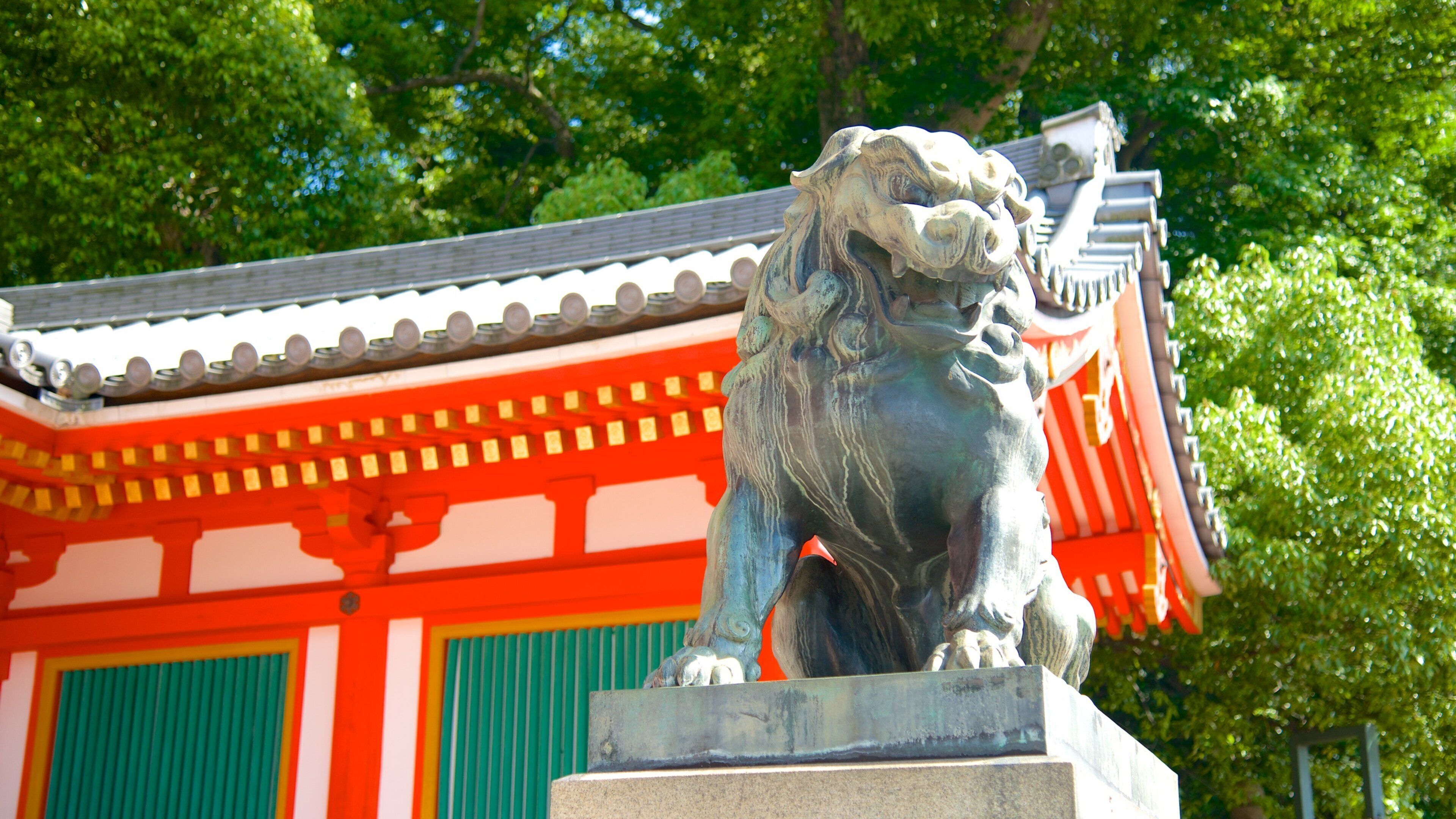 八坂神社 どの含み 像あるいは彫刻 と 宗教的要素