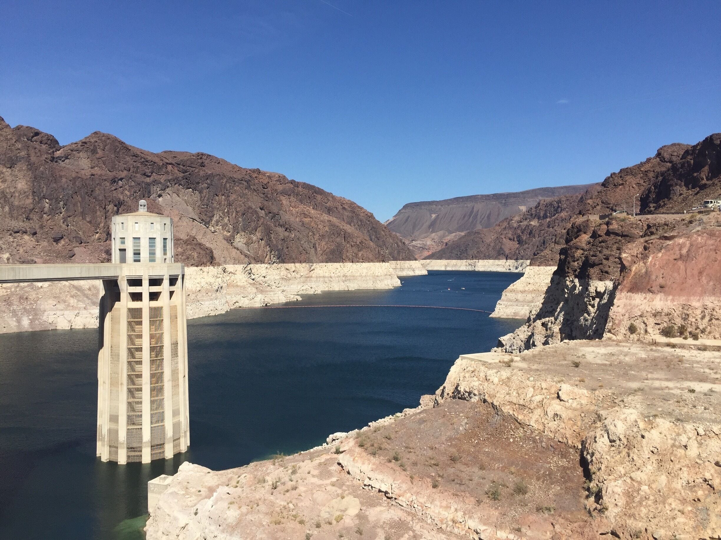Een dam met een waterreservoir en rotsachtig terrein.