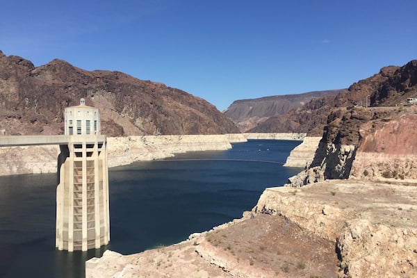 Un barrage avec un réservoir d’eau et un terrain rocheux.