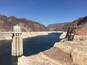 Een dam met een waterreservoir en rotsachtig terrein.