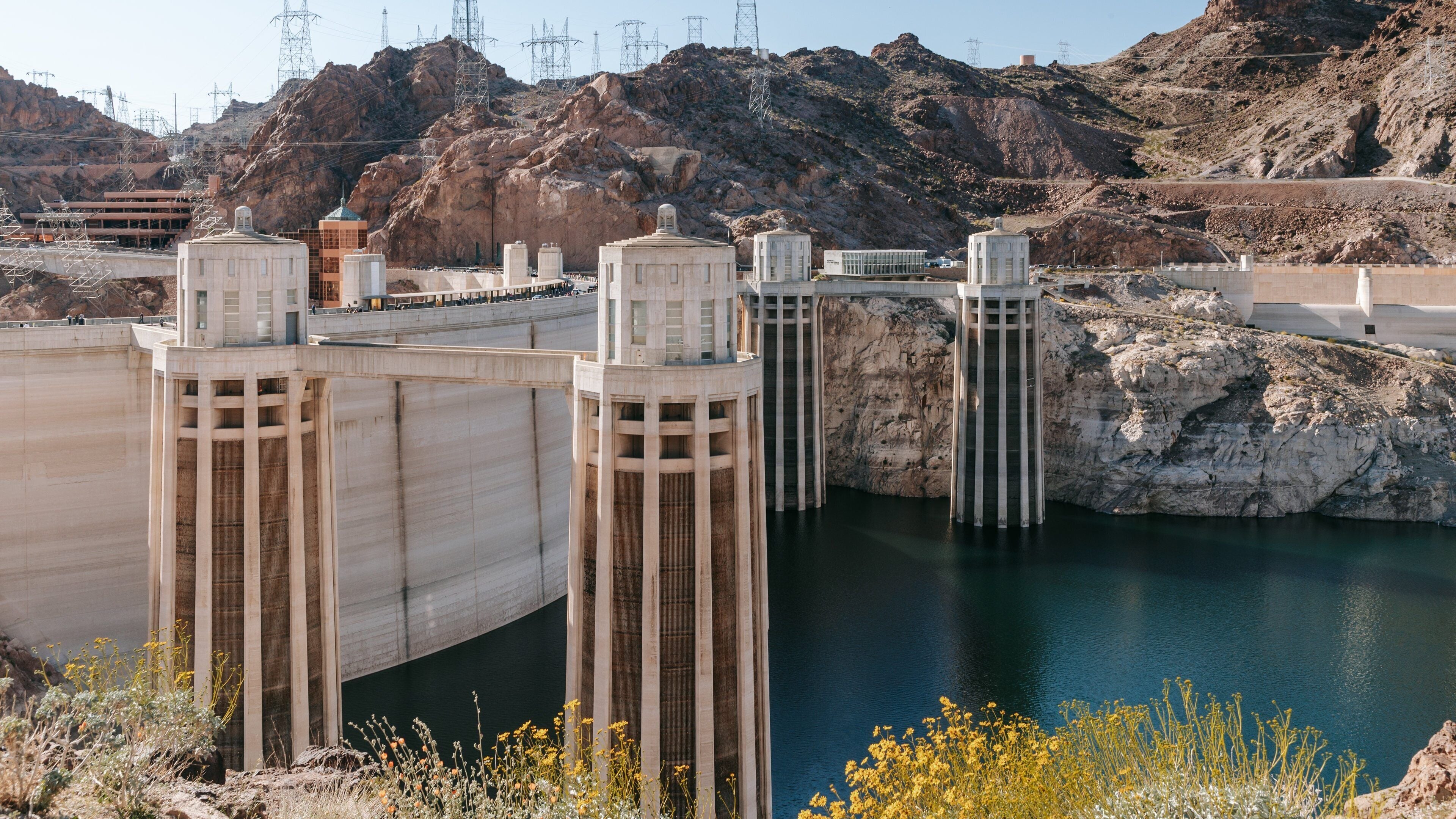 Hoover Dam showing landscape views and a lake or waterhole