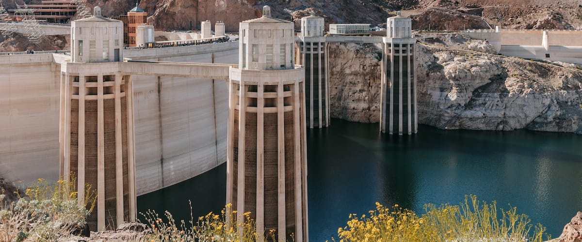 Hoover Dam showing landscape views and a lake or waterhole