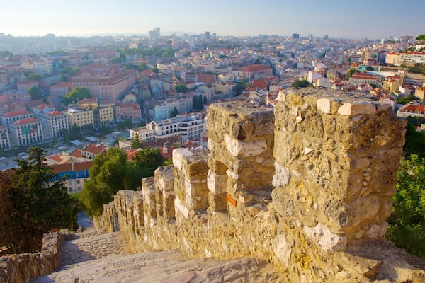 Castillo de San Jorge ofreciendo vistas, un castillo y una ciudad