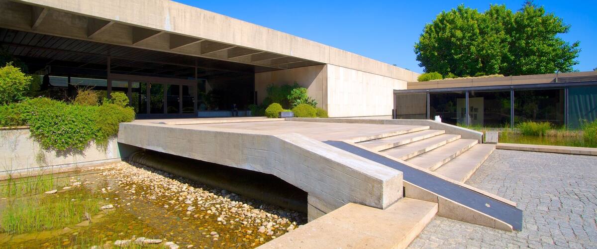 พิพิธภัณฑ์ Gulbenkian ซึ่งรวมถึง สถาปัตยกรรมสมัยใหม่ และ บ่อน้ำ