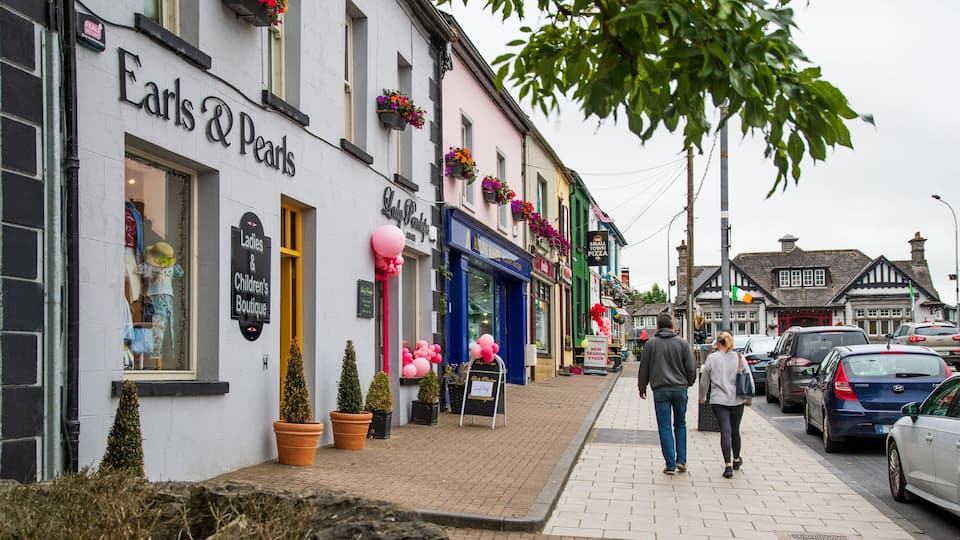 A street with shops, including 'Earl's & Pearls' and 'Ladies & Children's Boutique'.