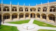 Jeronimos klooster inclusief een plein, historische architectuur en een kerk of kathedraal