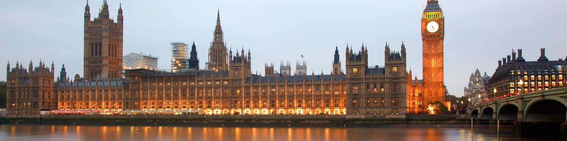 Houses of Parliament mostrando um monumento, um edifício administrativo e um rio ou córrego