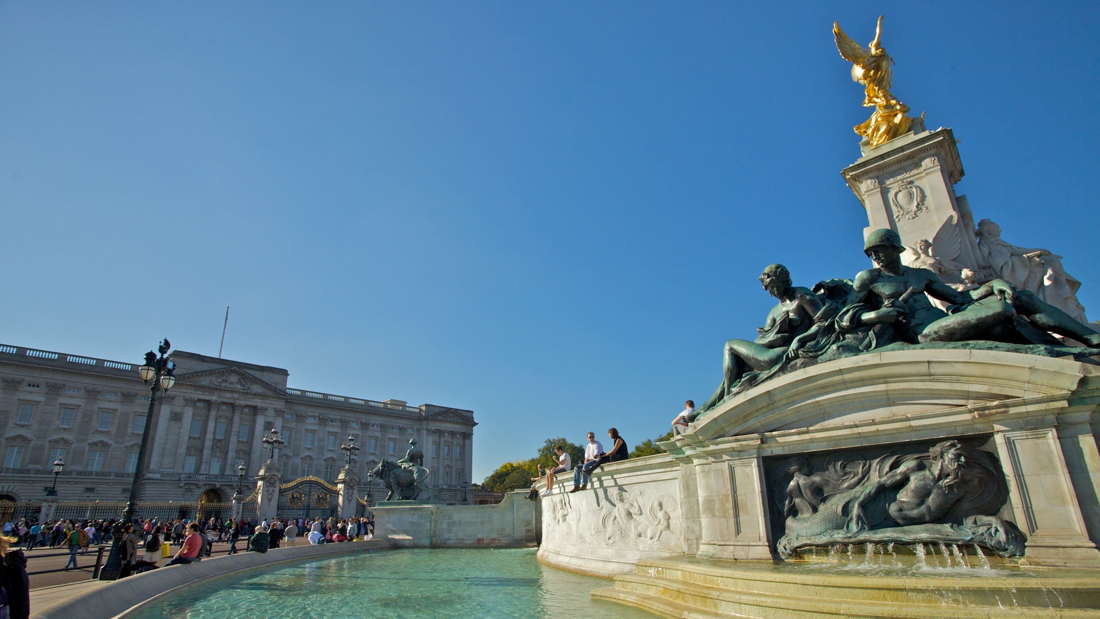 Buckingham Palace showing a fountain, heritage architecture and a monument