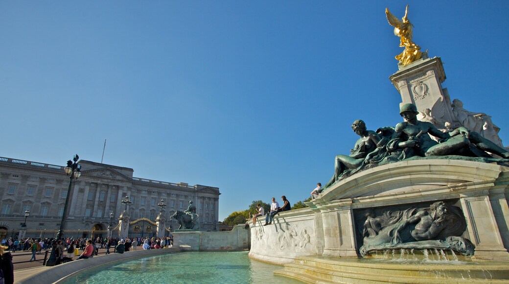 Buckingham Palace showing a fountain, heritage architecture and a monument